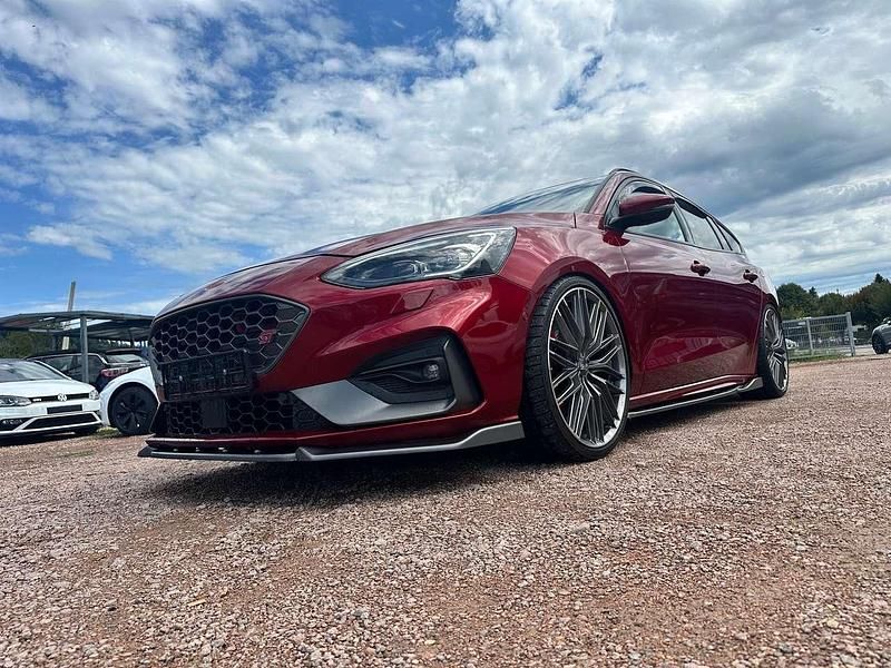Rubyrot metallic Gebraucht 2019 Ford Focus Performance Edition Kombi | 23.950 € (Teuer) - Bild 1/4