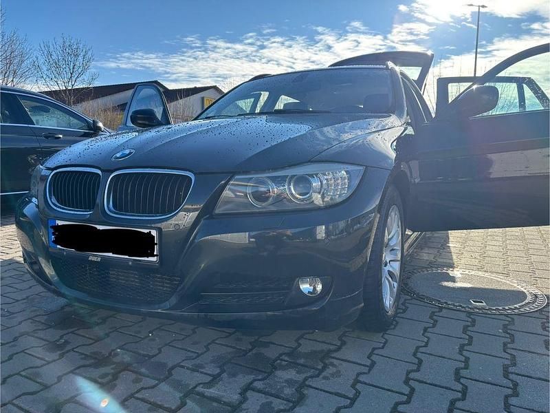 Gebraucht BMW 320 163 PS (119 kW) 2011 Schwarz Limousine