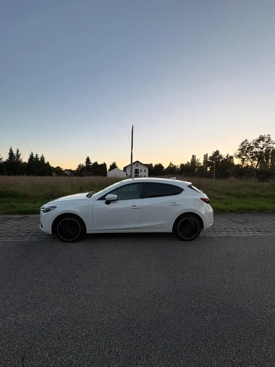 Gebraucht Mazda 3 Center-Line 120 PS (88 kW) 2018 Weiß Kleinwagen
