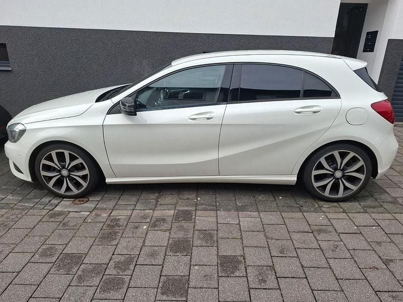 Gebraucht Mercedes A180 Edition 122 PS (89 kW) 2014 Weiß Limousine