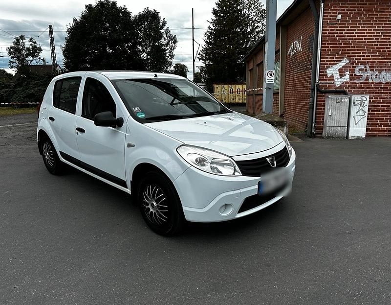Weiß Gebraucht 2011 Dacia Sandero Kleinwagen | 1.950 € (Fairer Preis) - Bild 1/4