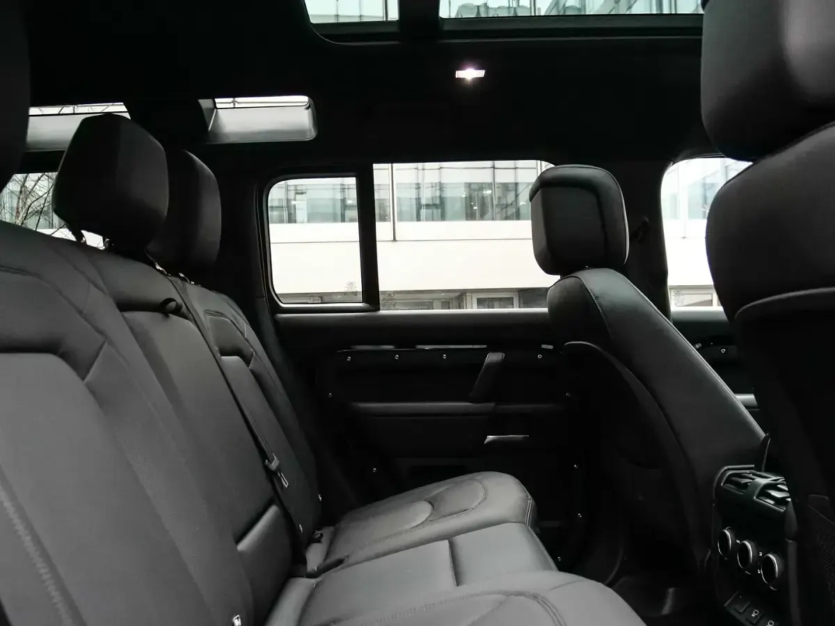 Gebraucht Land Rover Defender HSE Dynamic 300 PS (220 kW) 2025 Santorinni black SUV