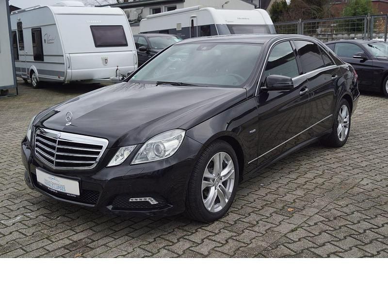 Gebraucht Mercedes E220 Avantgarde 163 PS (119 kW) 2010 Obsidianschwarz Limousine