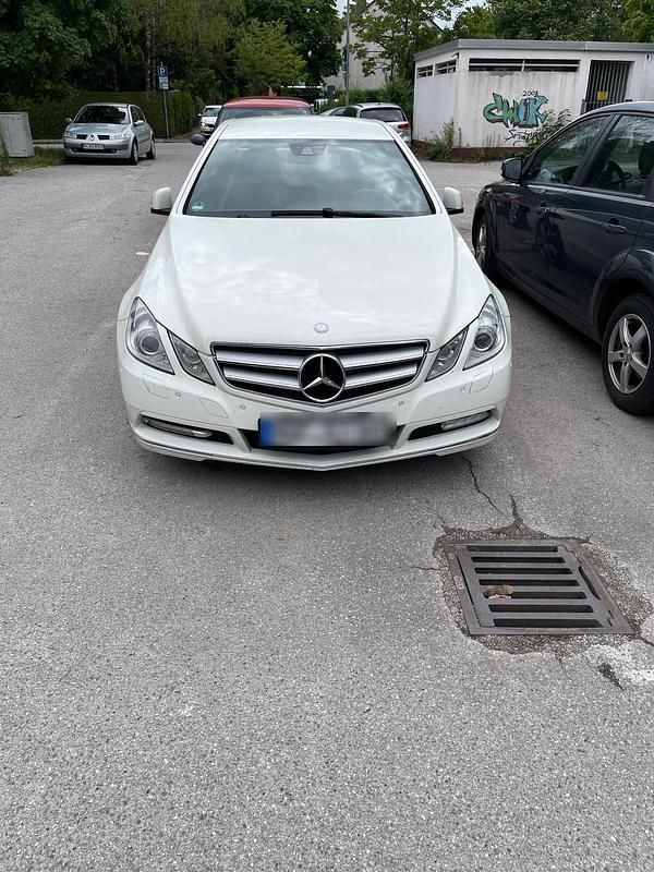 Weiß Gebraucht 2011 Mercedes E220 Coupé | 12.500 € (Etwas zu teuer) - Bild 1/4