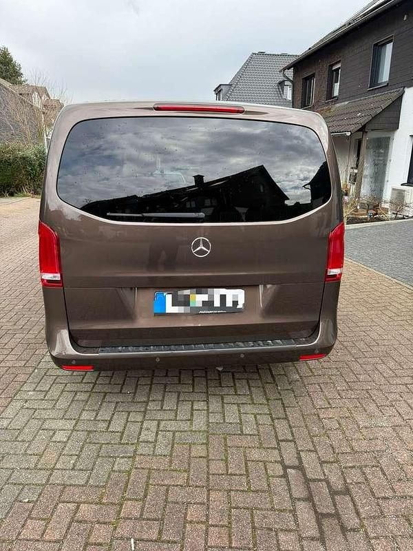 Gebraucht Mercedes V220 Edition 190 PS (139 kW) 2017 Braun Van / Kleinbus