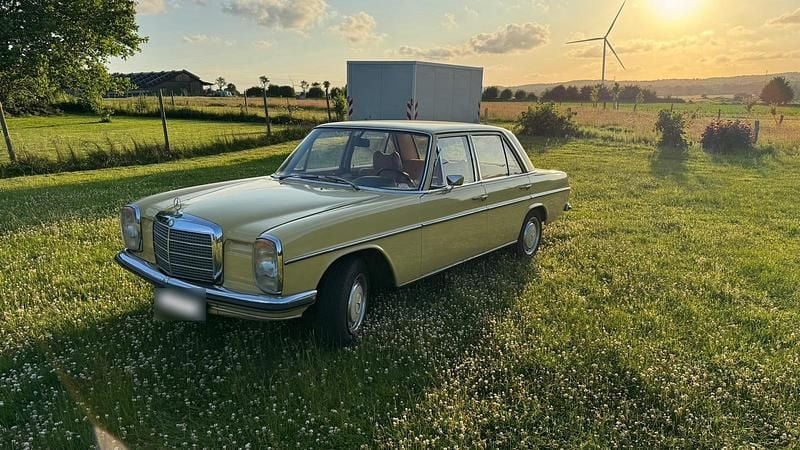 Gebraucht Mercedes W115 105 PS (77 kW) 1973 Gelb Limousine