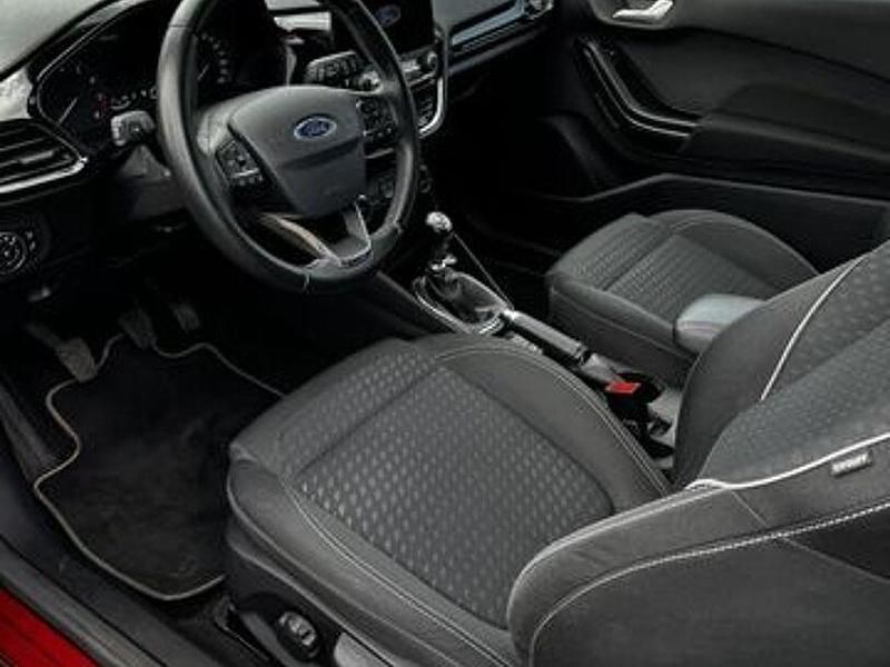 Gebraucht Ford Fiesta Titanium 101 PS (74 kW) 2018 Ruby rot (metallic) Kleinwagen