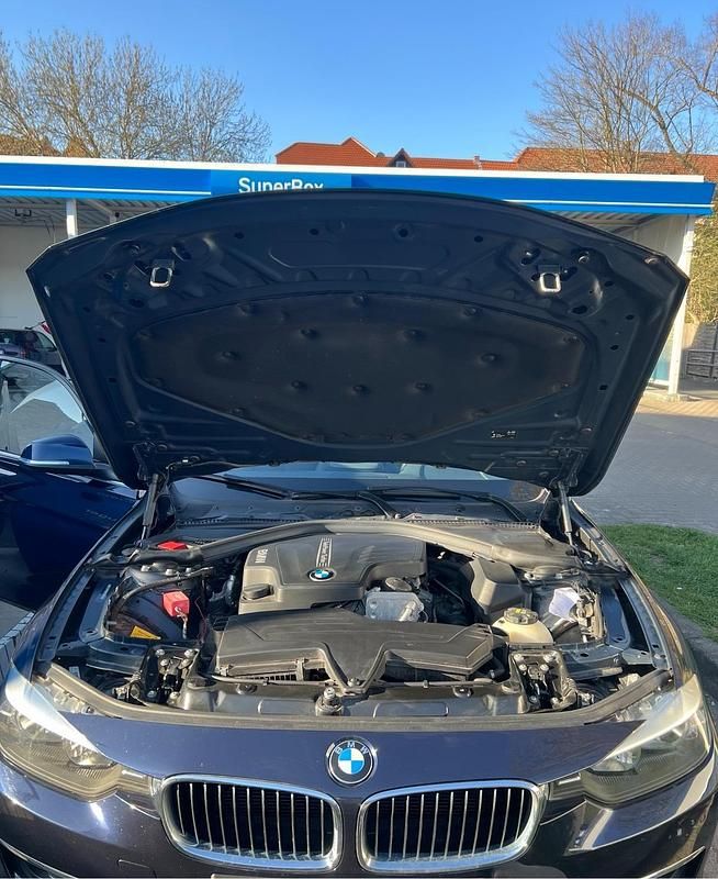 Blau Gebraucht 2015 BMW 320 Luxury Line Kombi | 12.900 € (Guter Preis) - Bild 1/4