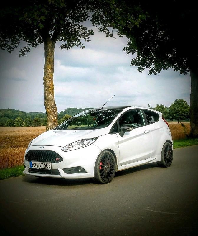 Weiß Gebraucht 2015 Ford Fiesta ST Kleinwagen | 9.499 € (Fairer Preis) - Bild 1/4
