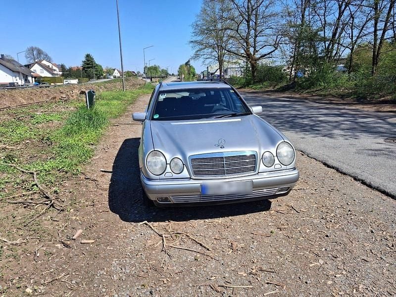Gebraucht Mercedes E230 150 PS (110 kW) 1997 Silber Kombi