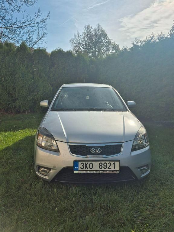 Silber Gebraucht 2011 Kia Rio Limousine | 2.200 € (Fairer Preis) - Bild 1/4