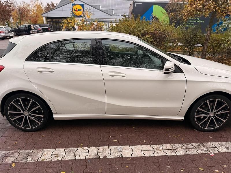 Gebraucht Mercedes A180 AMG line 122 PS (89 kW) 2015 Weiß Limousine