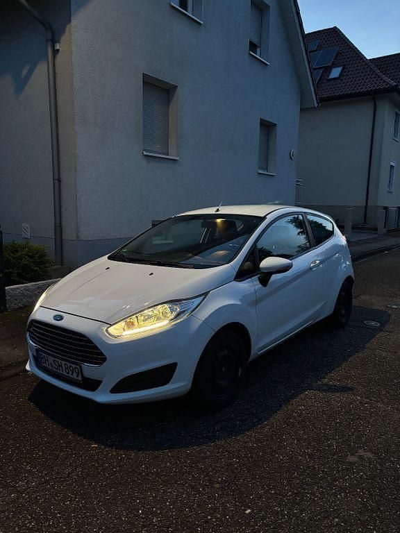 Weiß Gebraucht 2015 Ford Fiesta Ambiente Kleinwagen | 5.000 € (Fairer Preis) - Bild 1/4