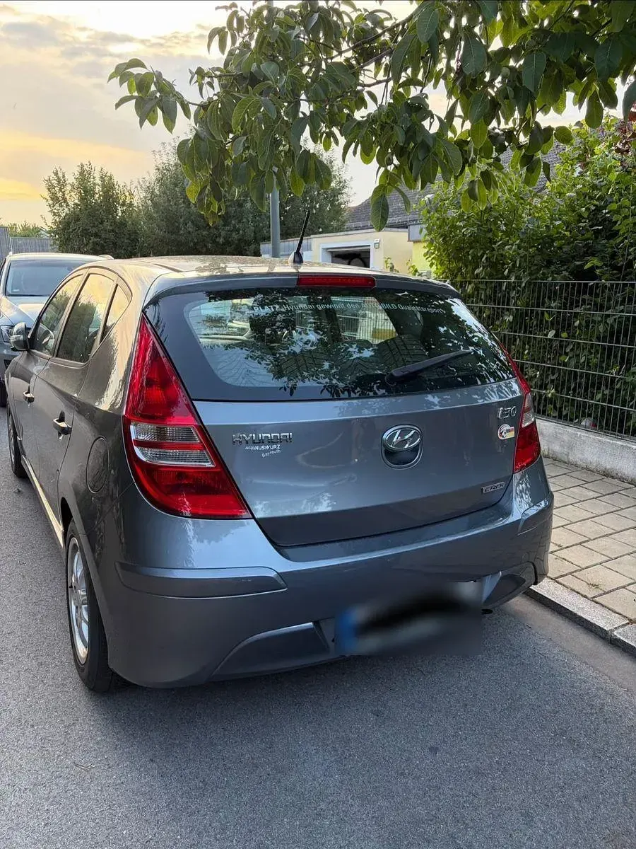 Gebraucht Hyundai i30 Edition 90 PS (66 kW) 2011 Silber Limousine