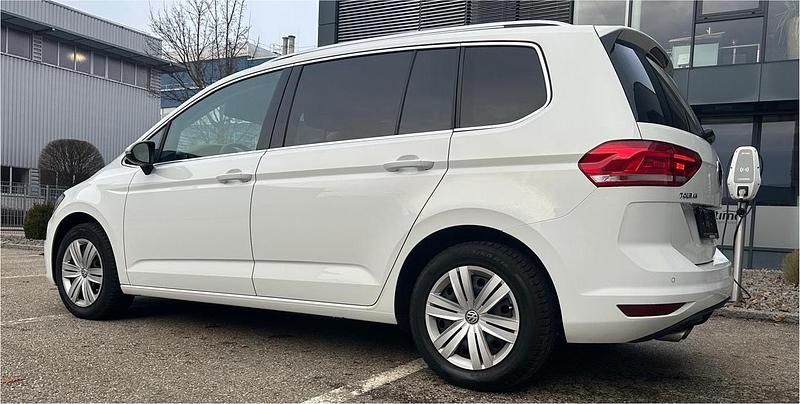 Gebraucht VW Touran 150 PS (110 kW) 2021 Weiß Van / Kleinbus