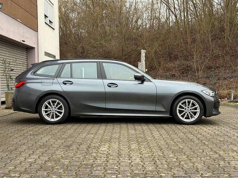 Gebraucht BMW 320 Advantage 190 PS (139 kW) 2019 Grau Kombi
