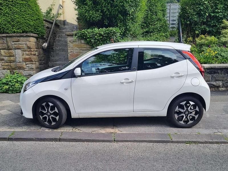 Weiß Gebraucht 2020 Toyota Aygo X-play Kleinwagen | 9.500 € (Guter Preis) - Bild 1/4