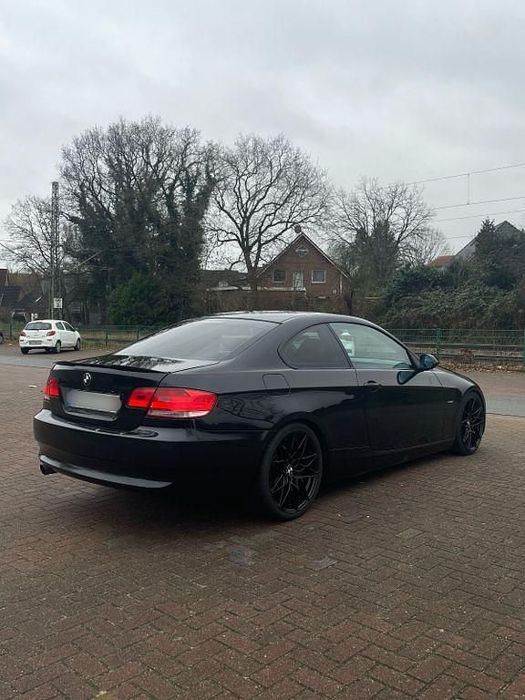 Gebraucht BMW 320 177 PS (130 kW) 2008 Schwarz Coupé
