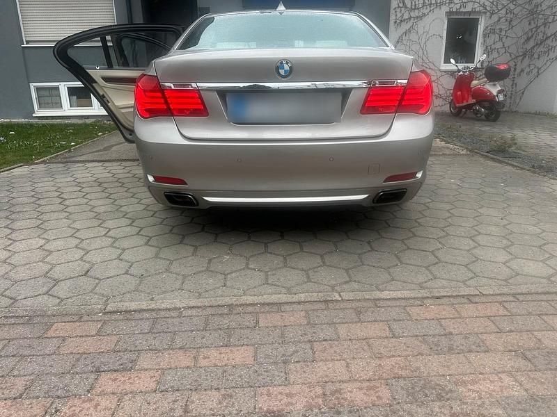 Gebraucht BMW 750 408 PS (300 kW) 2009 Gold Limousine
