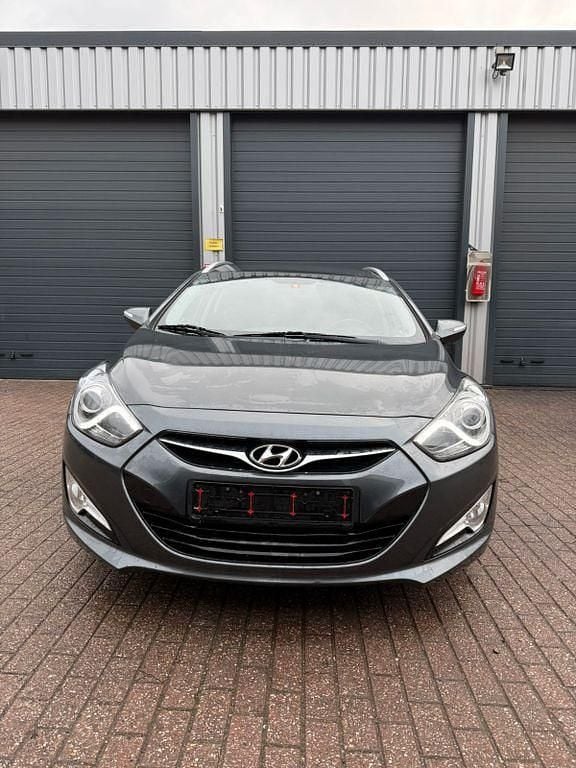 Grau Gebraucht 2014 Hyundai i40 Kombi | 2.900 € (Guter Preis) - Bild 1/4
