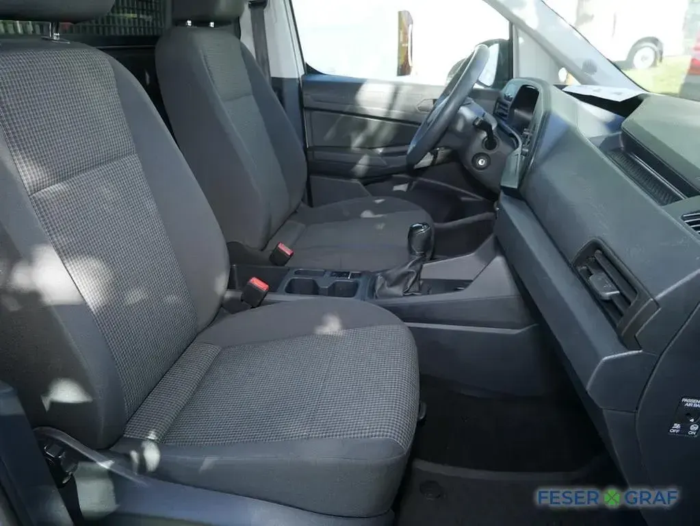 Second-hand VW Caddy 102 CP (75 kW) 2023 Alb Monovolum