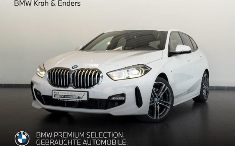 Weiss Gebraucht 2022 BMW 120 M Sport Kleinwagen | 27.490 € (Fairer Preis) - Bild 1/4