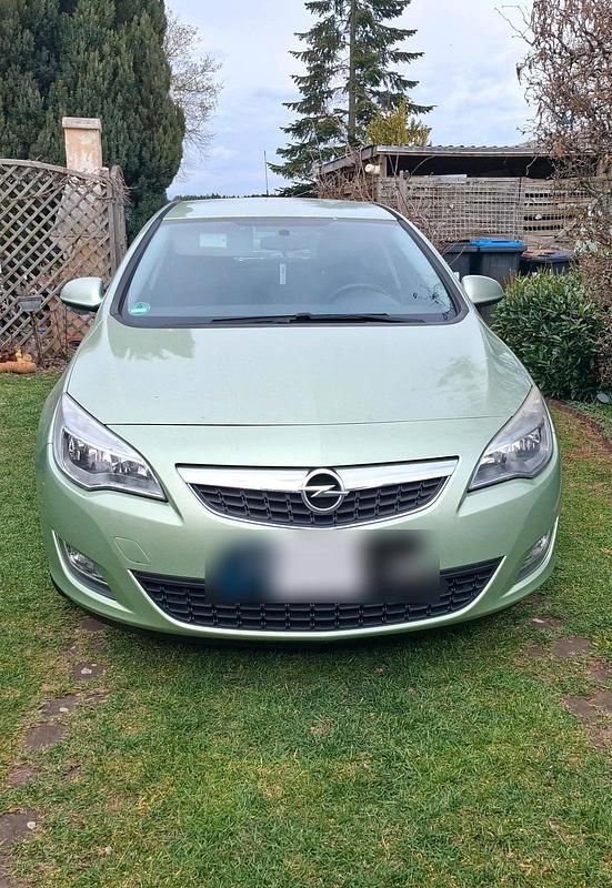 Gebraucht Opel Astra Edition 110 PS (80 kW) 2012 Grün Limousine