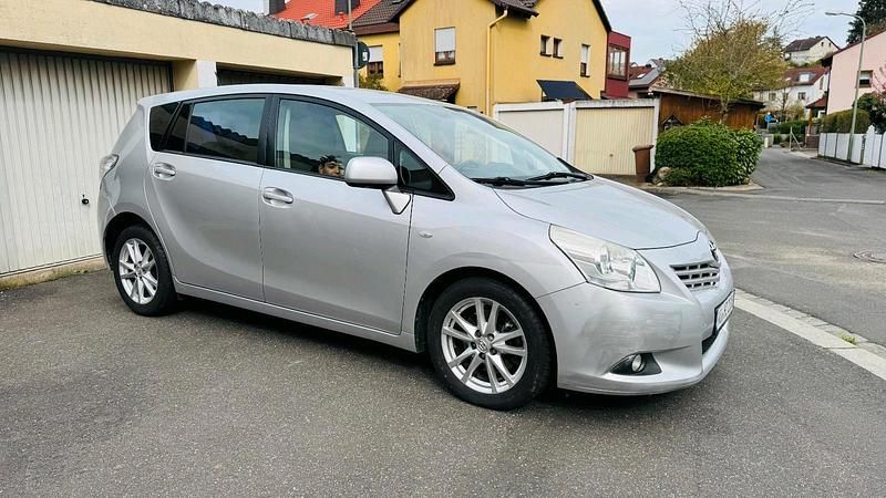 Gebraucht Toyota Verso 150 PS (110 kW) 2009 Silber Van / Kleinbus