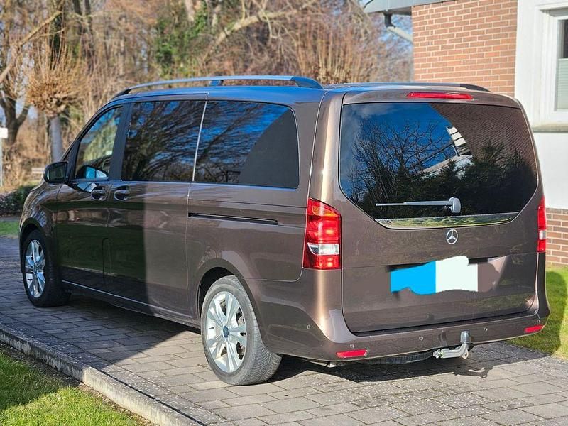 Gebraucht Mercedes V220 Edition 163 PS (119 kW) 2015 Braun Van / Kleinbus