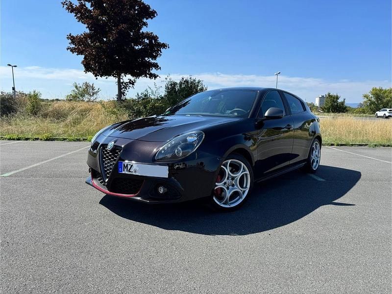 Schwarz Gebraucht 2016 Alfa Romeo Giulietta Veloce Kleinwagen | 11.990 € (Etwas zu teuer) - Bild 1/4