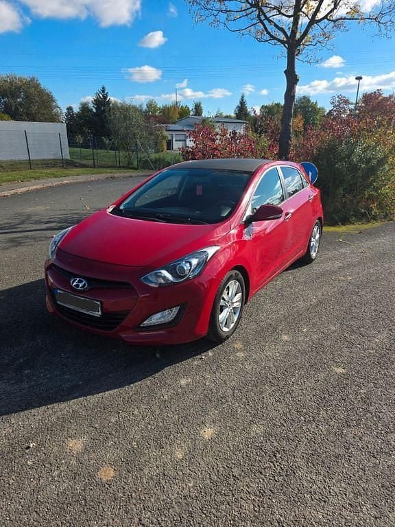 Rot Gebraucht 2013 Hyundai i30 Classic Limousine | 7.900 € (Fairer Preis) - Bild 1/4