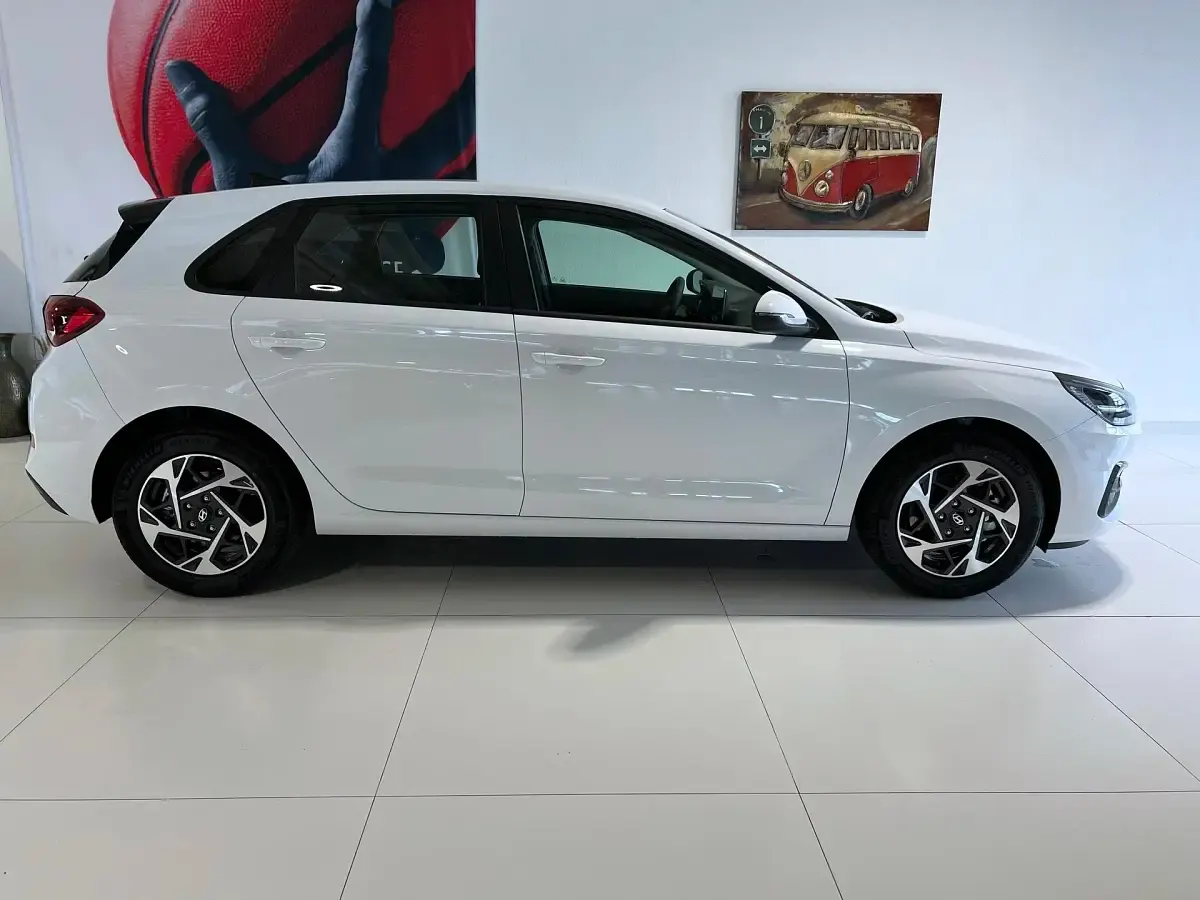 Neu Hyundai i30 GO! 99 PS (72 kW) 2025 Atlas white Limousine