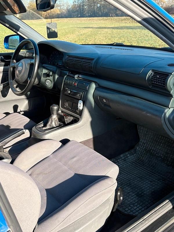 Gebraucht Audi A4 125 PS (91 kW) 1998 Blau Kombi
