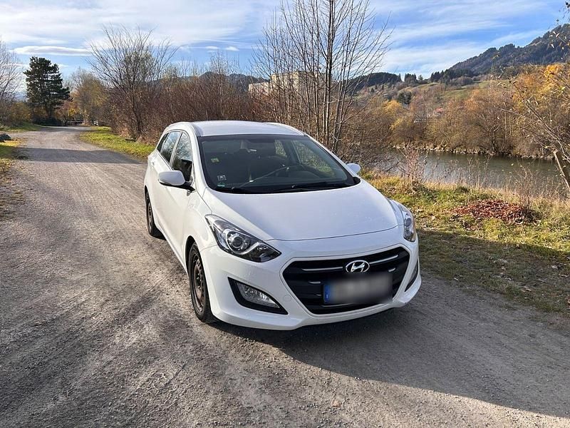 Weiß Gebraucht 2018 Hyundai i30 Select Kombi | 6.600 € (Superpreis) - Bild 1/4
