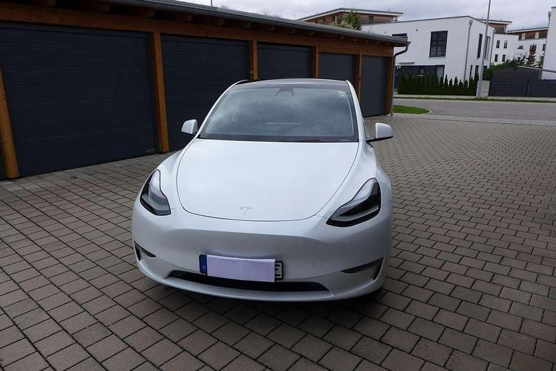 Weiß Gebraucht 2024 Tesla Model Y SUV | 40.590 € (Fairer Preis) - Bild 1/4