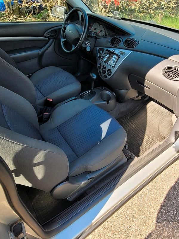 Używany Ford Focus 101 KM (74 kW) 2001 Srebrny Hatchback