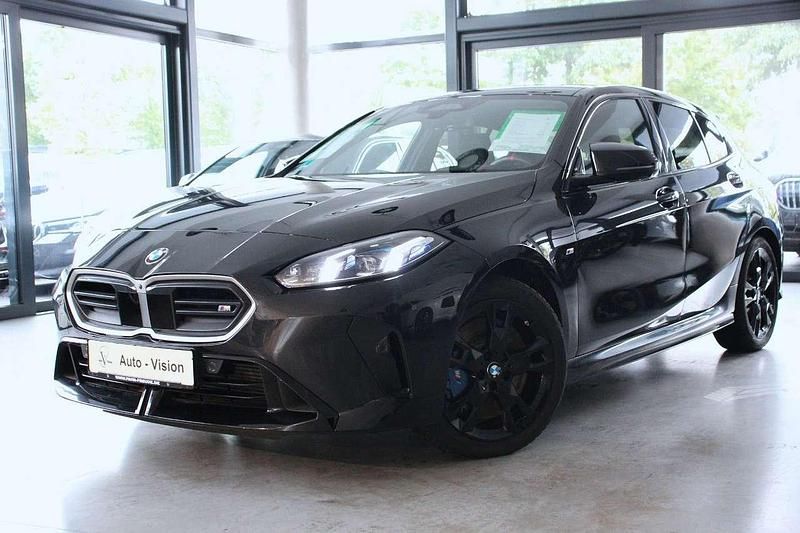 Saphirschwarz Gebraucht 2024 BMW 135 Kleinwagen | 42.800 € (Teuer) - Bild 1/3