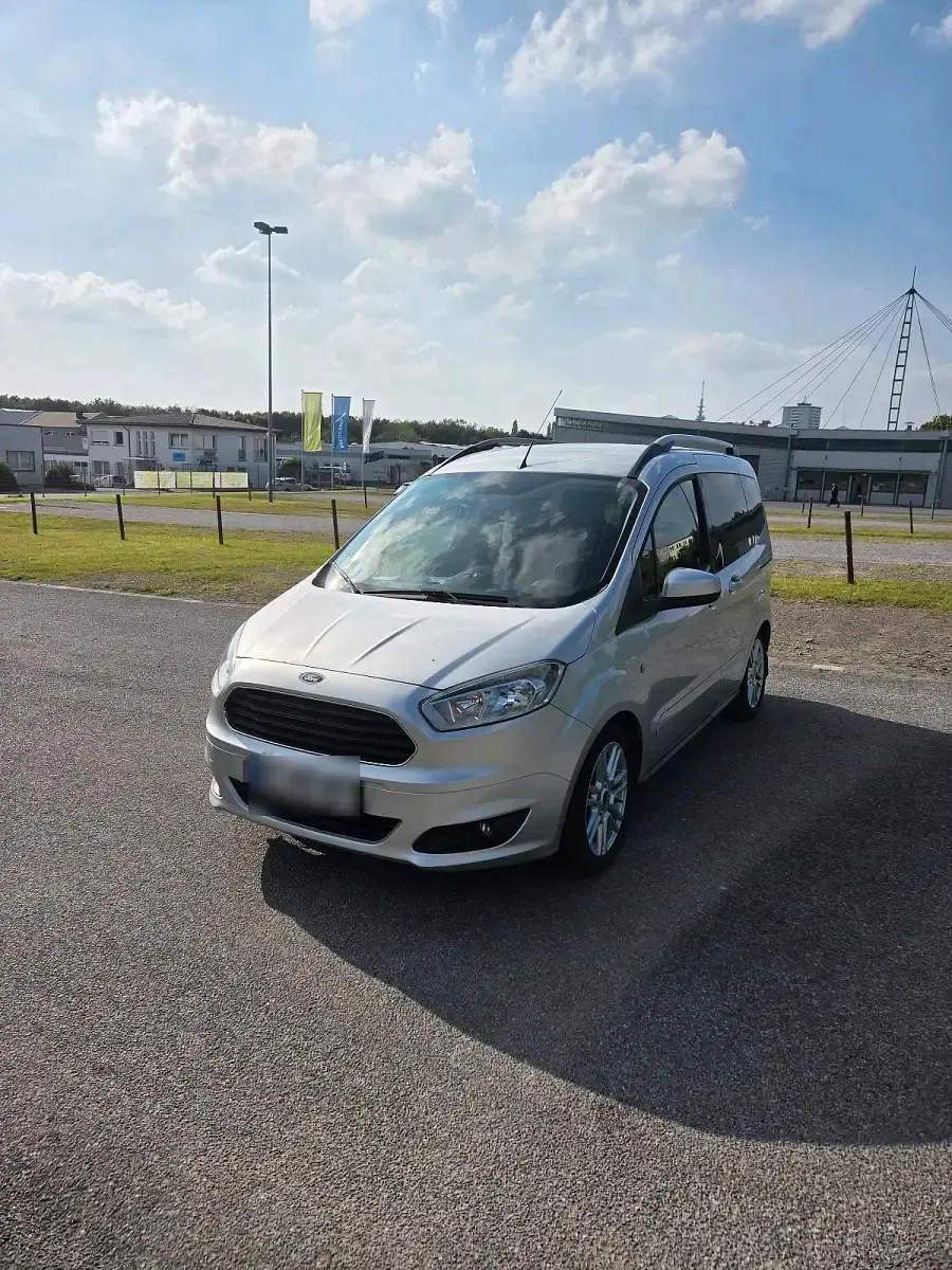 Gebraucht Ford Tourneo Courier Titanium 101 PS (74 kW) 2016 Silber Van / Kleinbus