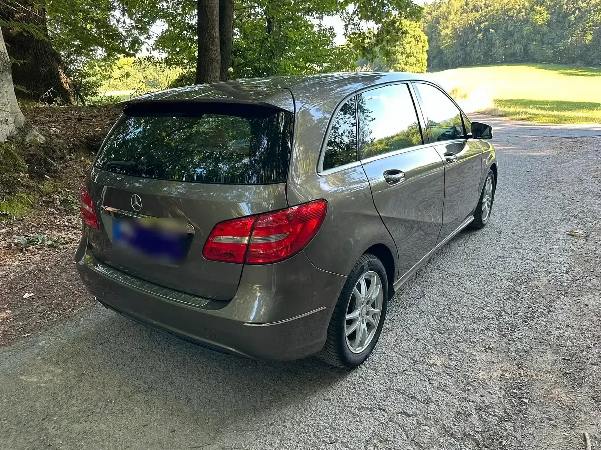 Gebraucht Mercedes B180 109 PS (80 kW) 2012 Braun Kleinwagen