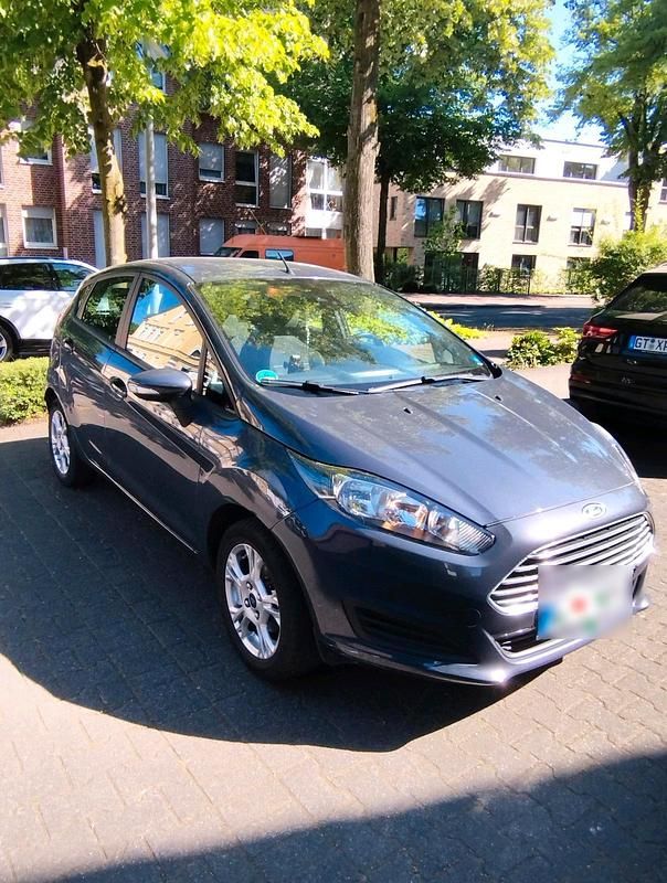 Grau Gebraucht 2013 Ford Fiesta Kleinwagen | 4.700 € (Fairer Preis) - Bild 1/4
