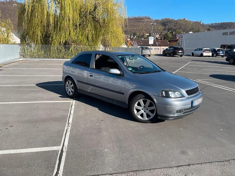 Second-hand Opel Astra 75 CP (55 kW) 2002 Argintiu Coupe