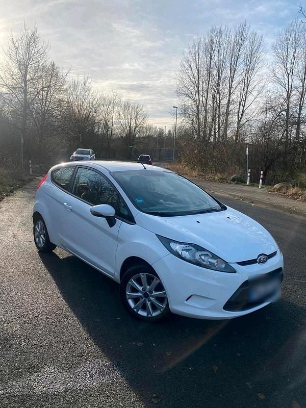 Weiß Gebraucht 2011 Ford Fiesta Kleinwagen | 2.500 € - Bild 1/4
