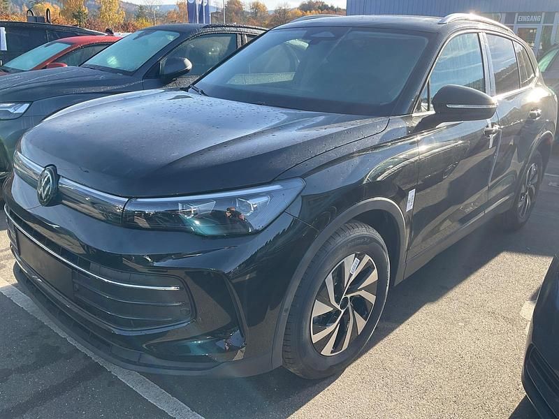 Grenadill schwarz metallic Neu 2025 VW Tiguan Life SUV | 38.495 € (Guter Preis) - Bild 1/4