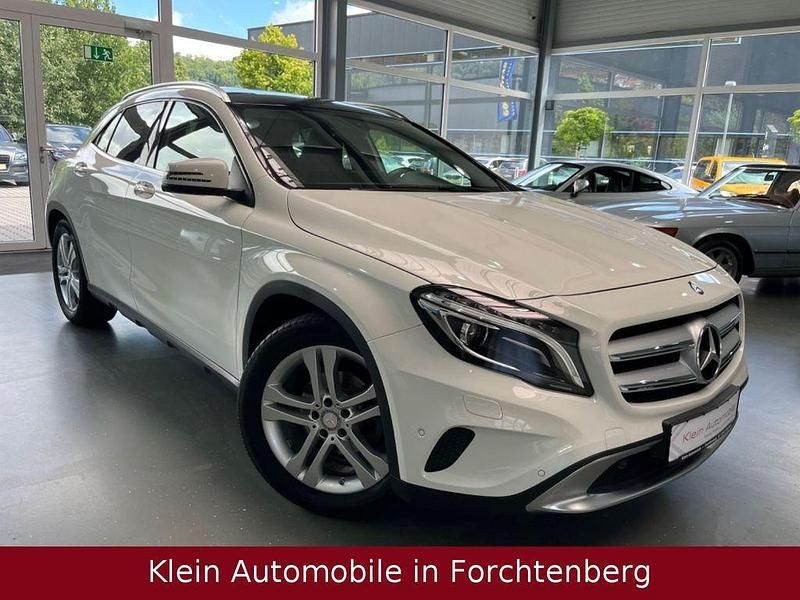 Weiß Gebraucht 2015 Mercedes GLA220 Urban SUV | 14.390 € (Superpreis) - Bild 1/4