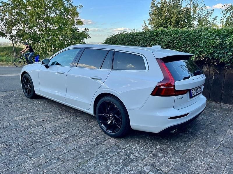 Weiß Gebraucht 2019 Volvo V60 Momentum Kombi | 23.500 € (Superpreis) - Bild 1/4