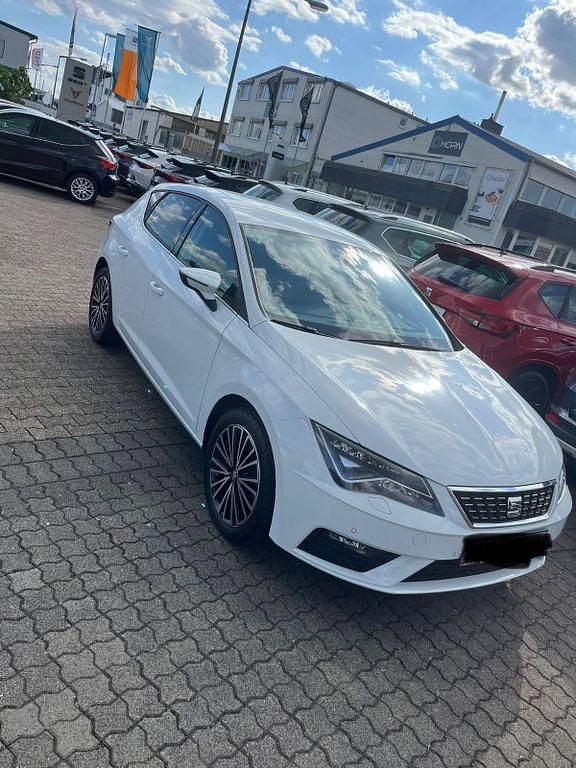 Weiß Gebraucht 2019 Seat Leon XCELLENCE Limousine | 14.500 € (Fairer Preis) - Bild 1/4