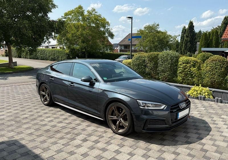 Grau Gebraucht 2019 Audi A5 Sportback Sport Coupé | 29.900 € (Fairer Preis) - Bild 1/4