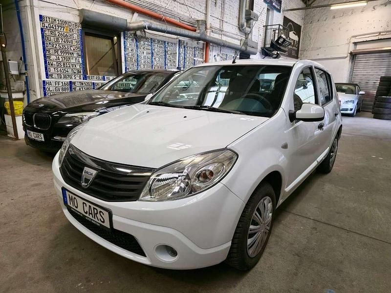 Weiß Gebraucht 2009 Dacia Sandero Lauréate Kleinwagen | 4.790 € (Teuer) - Bild 1/4