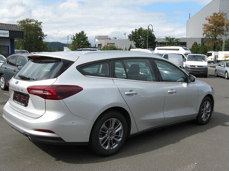 Gebraucht Ford Focus Titanium 120 PS (88 kW) 2022 Silber Limousine