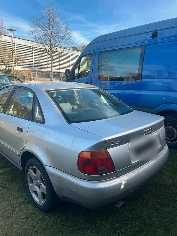 Second-hand Audi A4 125 CP (91 kW) 1994 Argintiu Berlinǎ